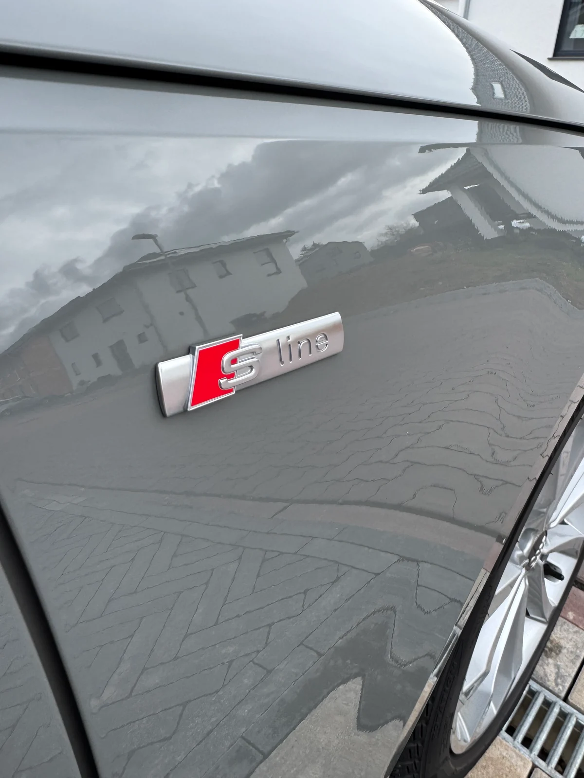 Audi S line Emblem nach sorgfältiger Außenpflege