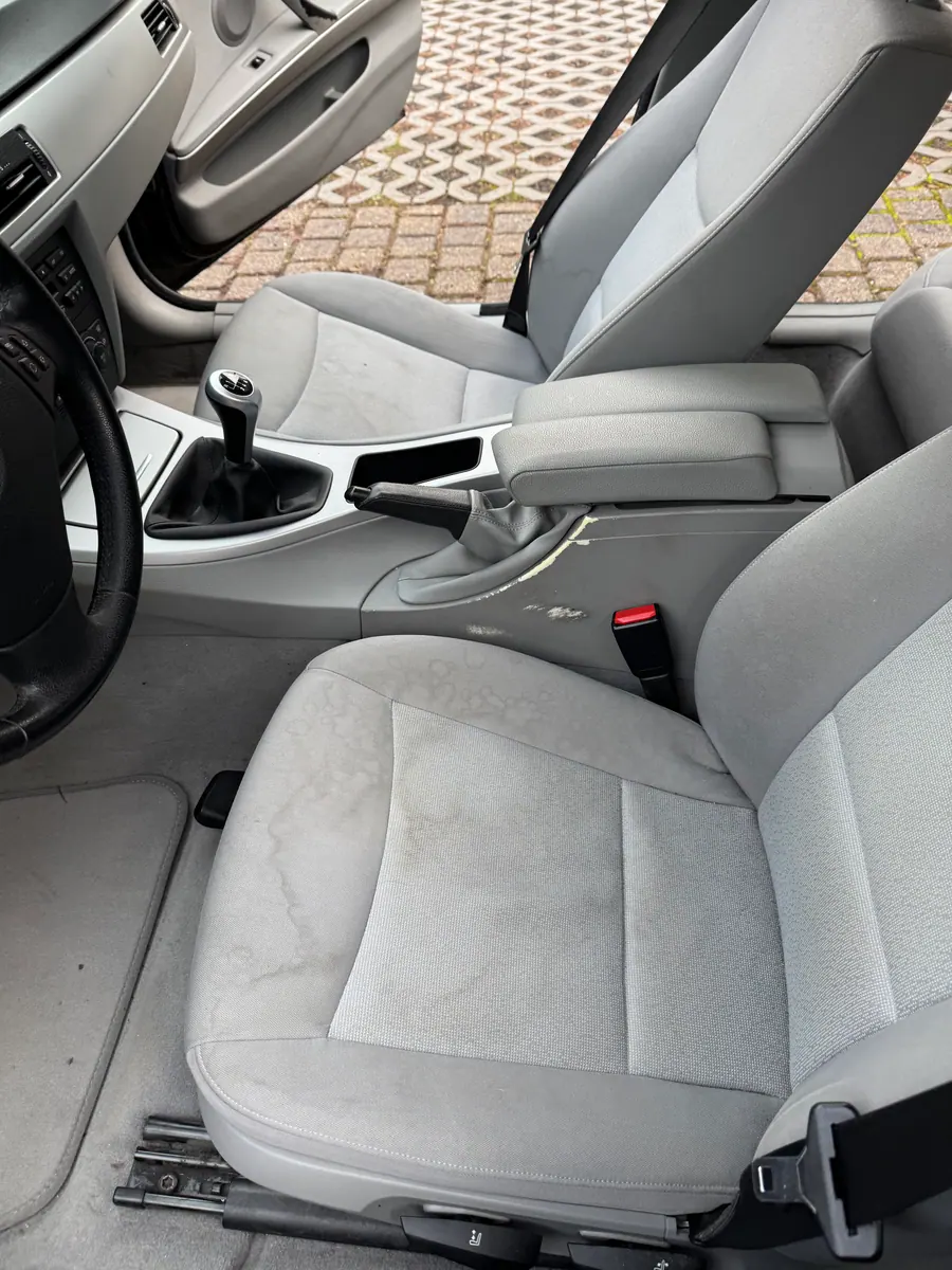 Vorher: Sitzfläche mit Flecken