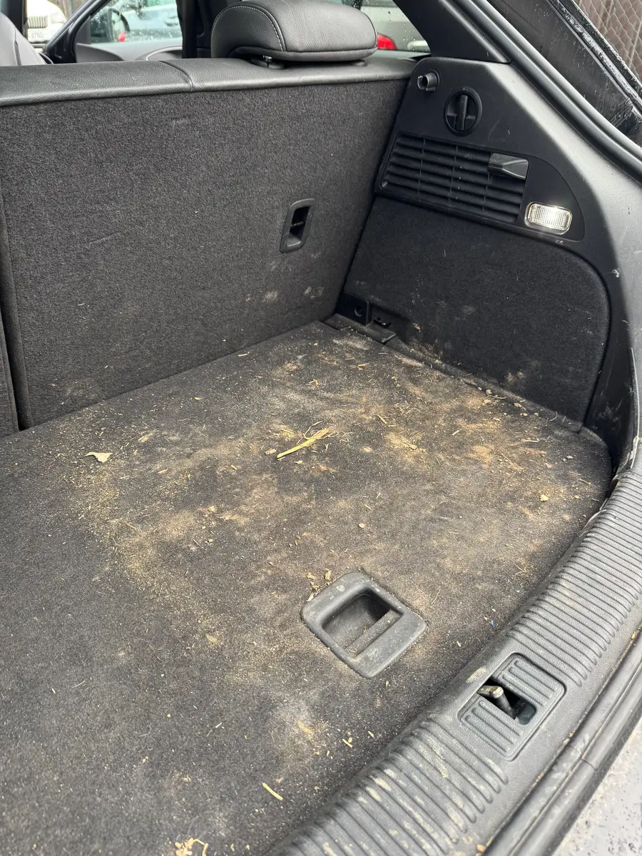 Vorher: Kofferraum verschmutzt