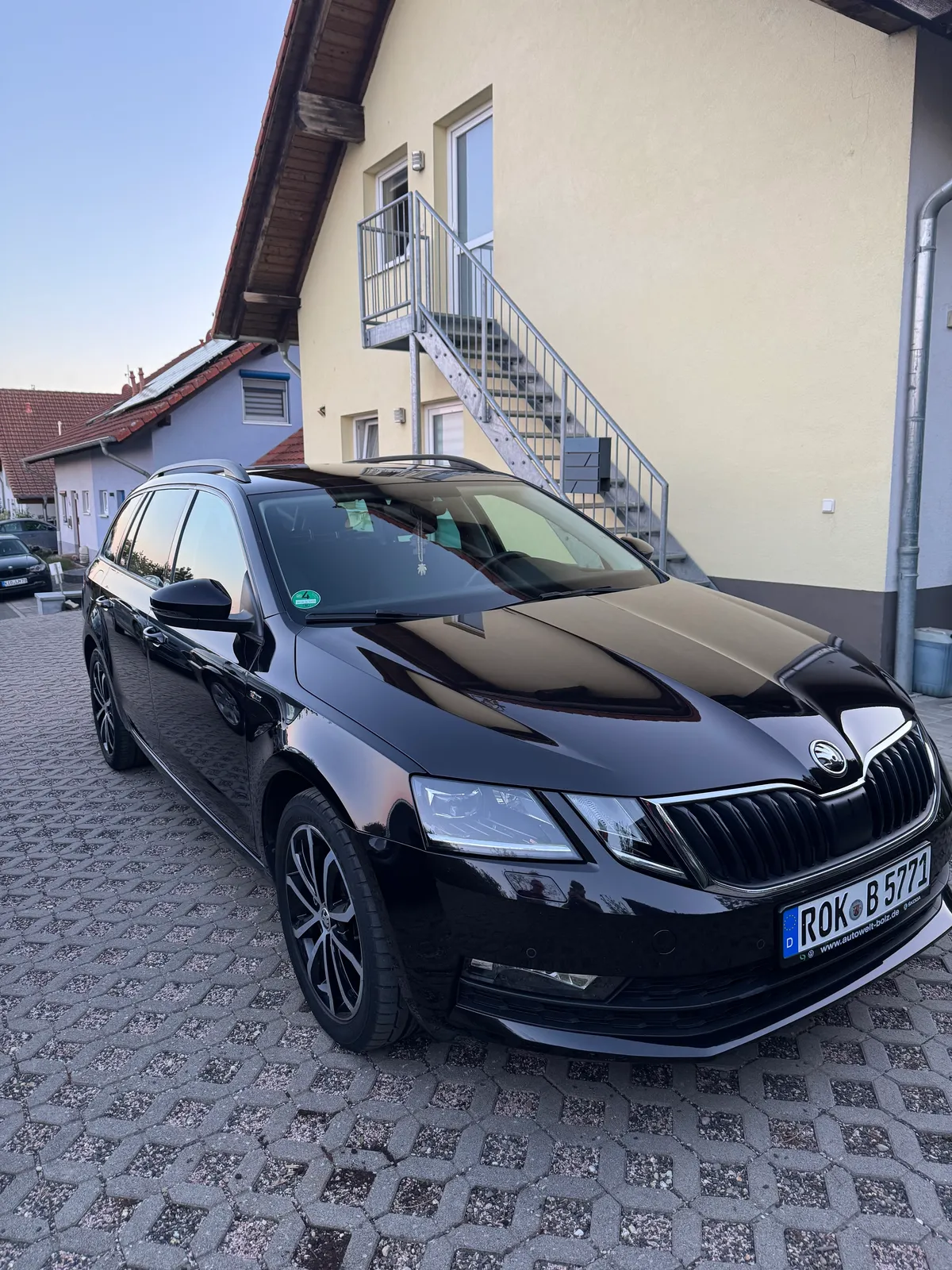 Schwarzer Fahrzeuglack mit sauberem Glanz nach der Politur