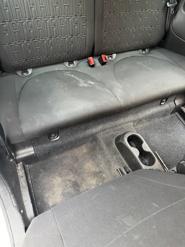 Vorher: stark verschmutzte Rückbank