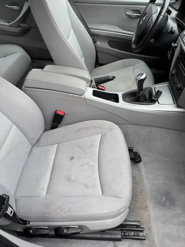 Vorher: verschmutzter Autositz