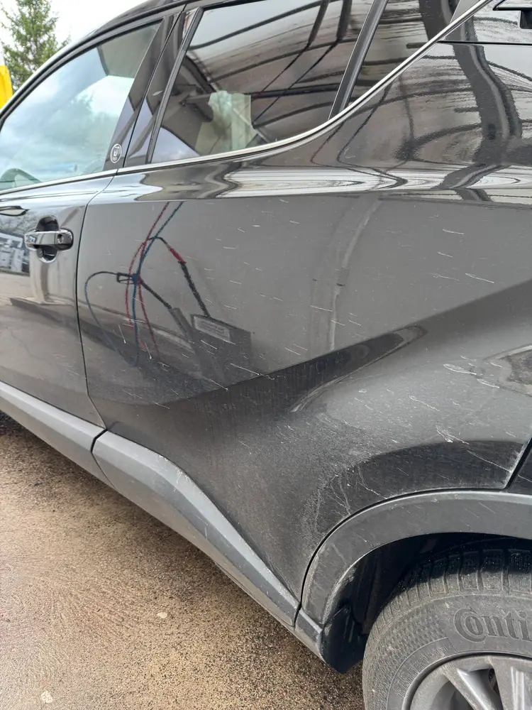 Vorher: verschmutzte Fahrzeugtür